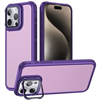 For iPhone 15 Pro Etui med Linsebeskyttelse Stativ Skin-Touch PC+TPU Telefon Bakdeksel